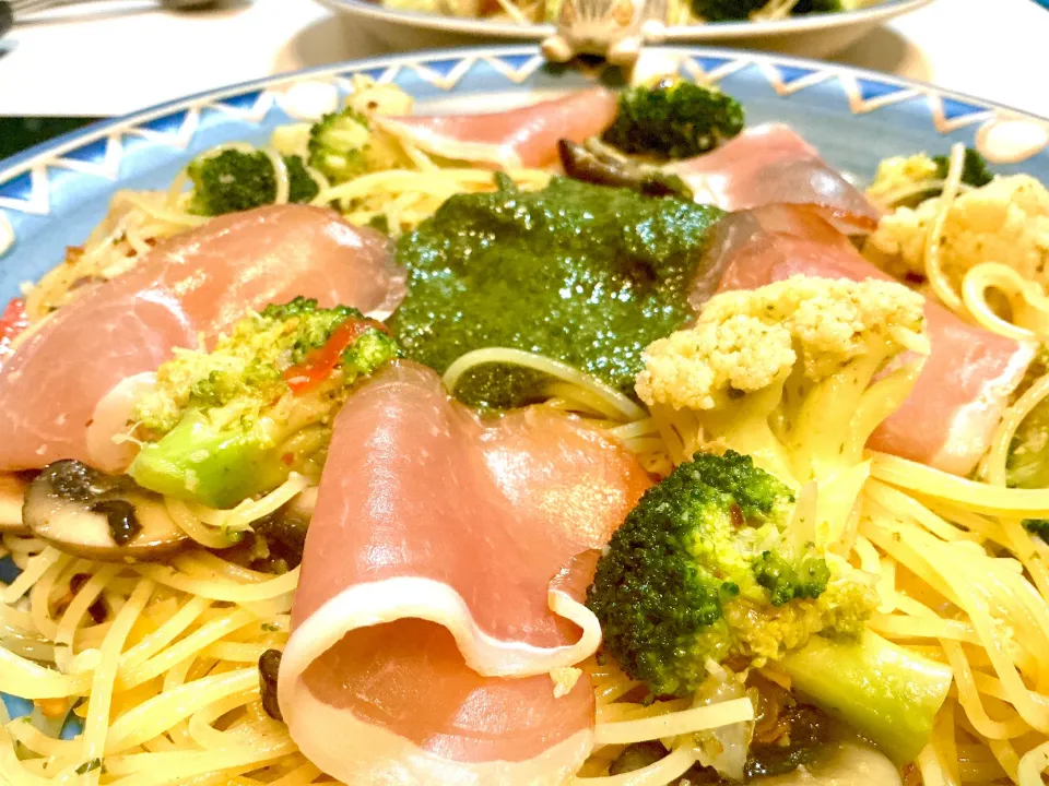 ブロッコリー🥦とカリフラワーとブラウンマッシュ、赤と黄色のパプリカのジェノベーゼソースパスタに生ハムを乗っけて。。。|Takeshi  Nagakiさん
