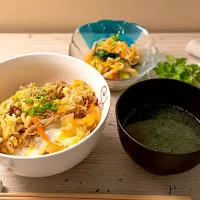 卵とじ牛丼、もやしとほうれん草のナムル、ワカメスープ|caoさん