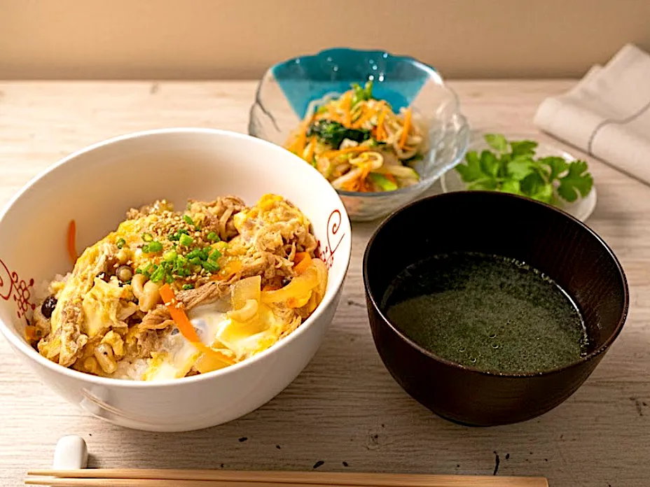 卵とじ牛丼、もやしとほうれん草のナムル、ワカメスープ|caoさん
