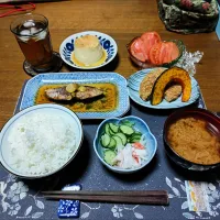 ご飯、ぶり照り、コロッケ&メンチカツ,薄切りかぼちゃの素揚げ、酢の物、トマト、味噌汁、烏龍茶、手作りマグカッププリン(夕飯)|enarinさん