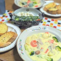 コーンクリームシチューとガーリックバケット|じんさん