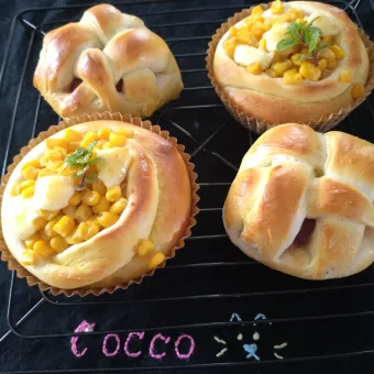 Snapdishの人気料理写真:桜あんパン＆コーンマヨパン✨