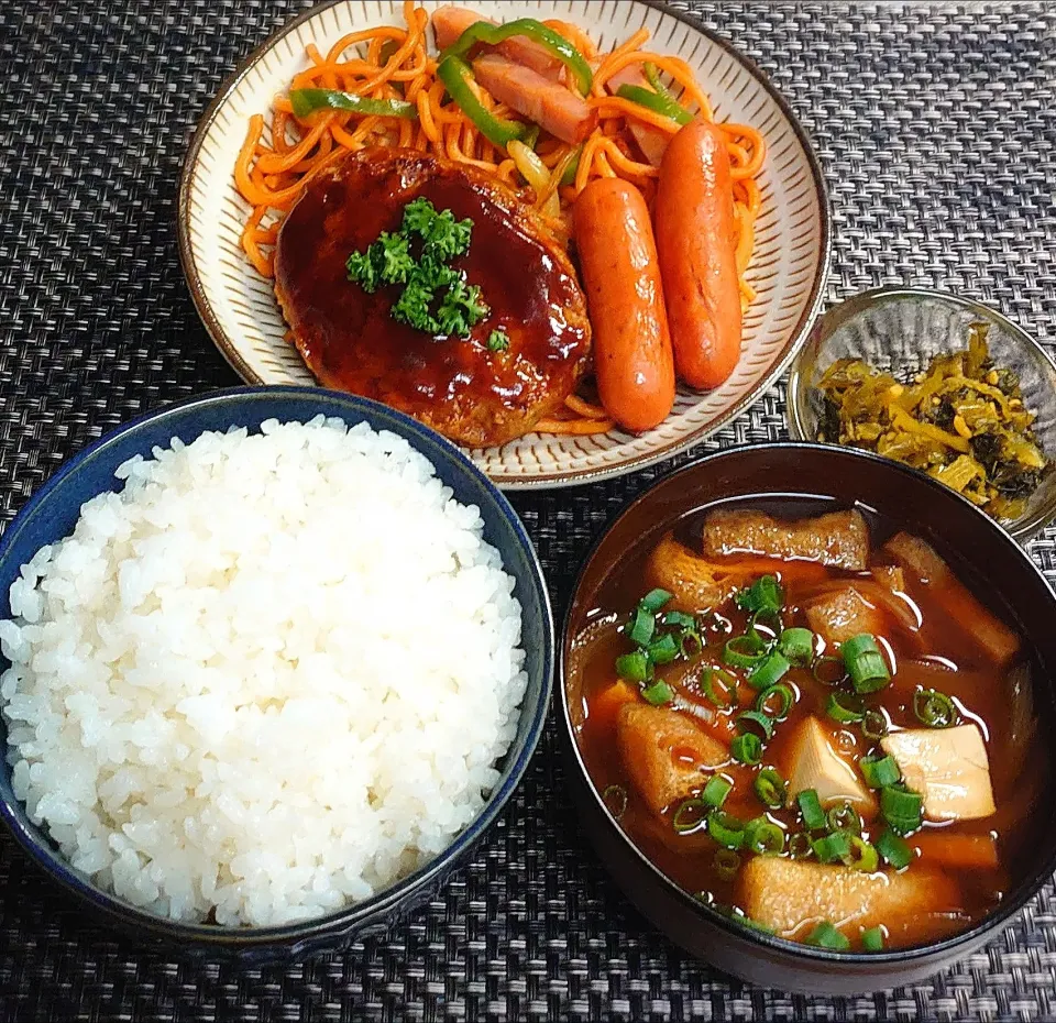 ハンバーグ付きナポリタン定食でムスコの置きランチ|からあげビールさん