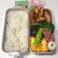 カツレツ
デミハンバーグ
チーちく
卵焼き
シャウエッセン
ブロッコリー
枝豆
白米(ふりかけ)| ayumomさん