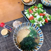 丸天(ハーフ)とワカメと黒木耳のおうどん☆サラダ☆かしわご飯おにぎり☆柿|さくたえさん