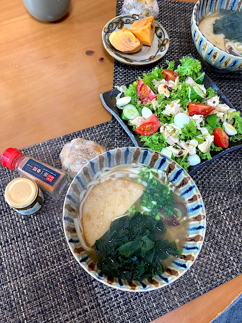 丸天(ハーフ)とワカメと黒木耳のおうどん☆サラダ☆かしわご飯おにぎり☆柿|さくたえさん