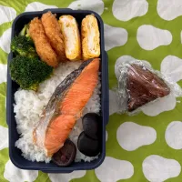 鮭弁当とチョコケーキ(娘料理)| ひぐっちさん