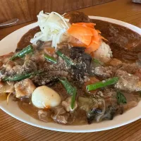 中華丼(コショー)と大辛チキンのあいがけ🔥🌶️🐔🍛味玉トッピング🥚🍳ピクルスマシマシ🥒|buhizouさん