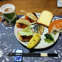 レーズンロールパントーストサンドイッチ、ビール酵母パンのトースト、うぐいすぱん、野沢菜漬け、お惣菜の塩鯖焼き、ホットコーヒー、バナナ(朝ご飯)| enarinさん