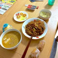 ソース焼きそば、チーズはんぺん、温野菜、鶏団子汁、柚子胡椒味チーズ、さんまの蒲焼き缶。| くろーぶやんさん
