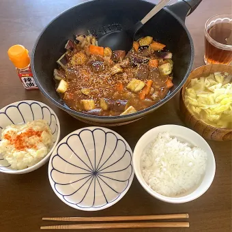 Snapdishの人気料理写真:今日の晩ご飯　麻婆茄子、ポテサラ、キャベツスープ　インフルエンザによる療養４日目　今日も新陳代謝促進メニュー　豆板醤は勿論、麻辣醤も入れて痺れる辛さに仕上げました　ちなみにはやとは感染防止のため月曜夜に急遽帰りましたが、時既に遅く、今日病院でＢ型インフルエンザ陽性と判定されてしまいました。ごめんねはやと🙇‍♀️