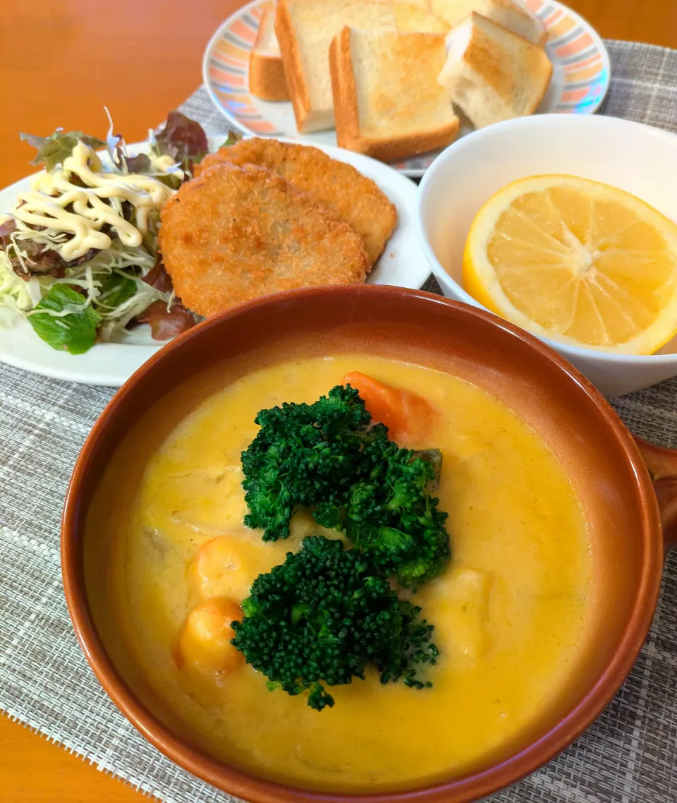 ☆ホワイトシチュー　☆カレーコロッケ　☆パン　☆グレープフルーツ|chikakoさん