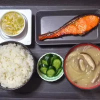 今日の朝ごはん（ごはんは千葉県産コシヒカリ、銀鮭の塩麹漬、納豆、玉ねぎと椎茸のみそ汁（白みそ）、きゅうりのぬか漬け）| Mars＠釜飯作り研究中さん