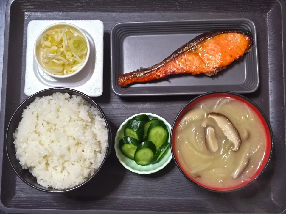 今日の朝ごはん（ごはんは千葉県産コシヒカリ、銀鮭の塩麹漬、納豆、玉ねぎと椎茸のみそ汁（白みそ）、きゅうりのぬか漬け）|Mars＠釜飯作り研究中さん