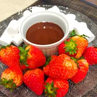 いちごとマシュマロのチョコフォンデュ|あゆみ│ハレシピさん