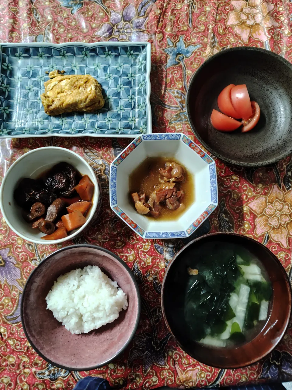 夕飯　卵焼き以外はレンチン　焼き鳥(缶詰),人参牛蒡(冷凍ストック)どんこの炊合せ、味噌汁(ワカメ&ダイコン)、トマト|はやとさん