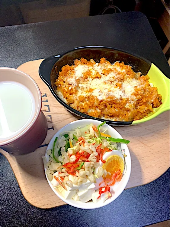 たくあん入りチキンライスのドリア風と特製甘酢ドレッシングの豆腐入りサラダ&バターミルクパウダー水💦|ペディープープちゃんさん