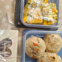 南海鶏飯風炊き込みご飯、しらすハムチーズオムレツ(ほうれん草コーンしめじ入り)、ラッピングしたチョコ| m.rafuさん