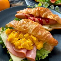 ハムタマチーズとウインナーのクロワッサンサンド|まなまな♡さん
