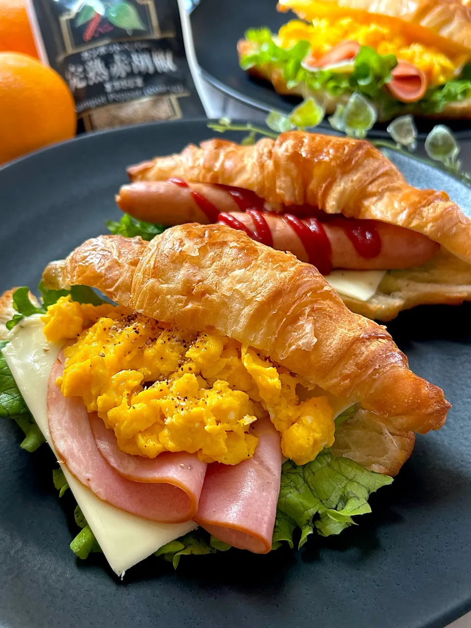 ハムタマチーズとウインナーのクロワッサンサンド|まなまな♡さん