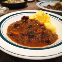 鹿すじ肉の赤ワイン煮込みとポレンタ