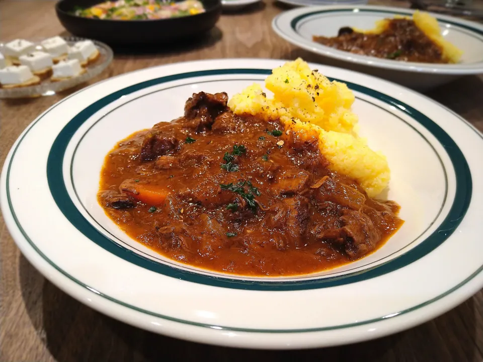 鹿すじ肉の赤ワイン煮込みとポレンタ|古尾谷りかこさん