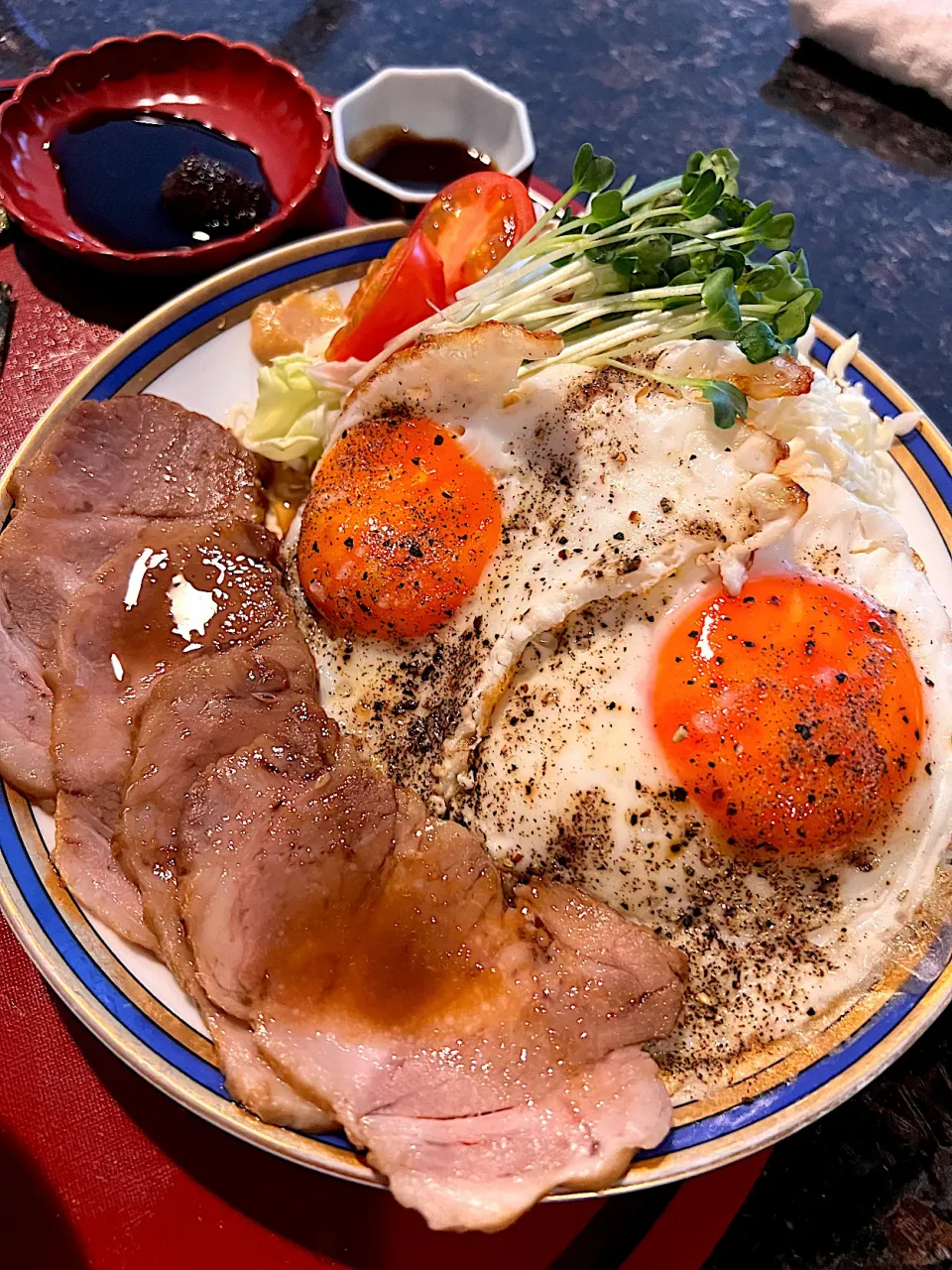 目玉焼きチャーシュー定食 ❤️頬張る|💍ごはん🍚さん