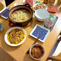 鶏団子と根菜のうま味噌鍋の〆うどん、ソース焼きそば、親子煮、ローストビーフ、おつまみ3種盛り、山芋と桜海老のお焼き。|くろーぶやんさん