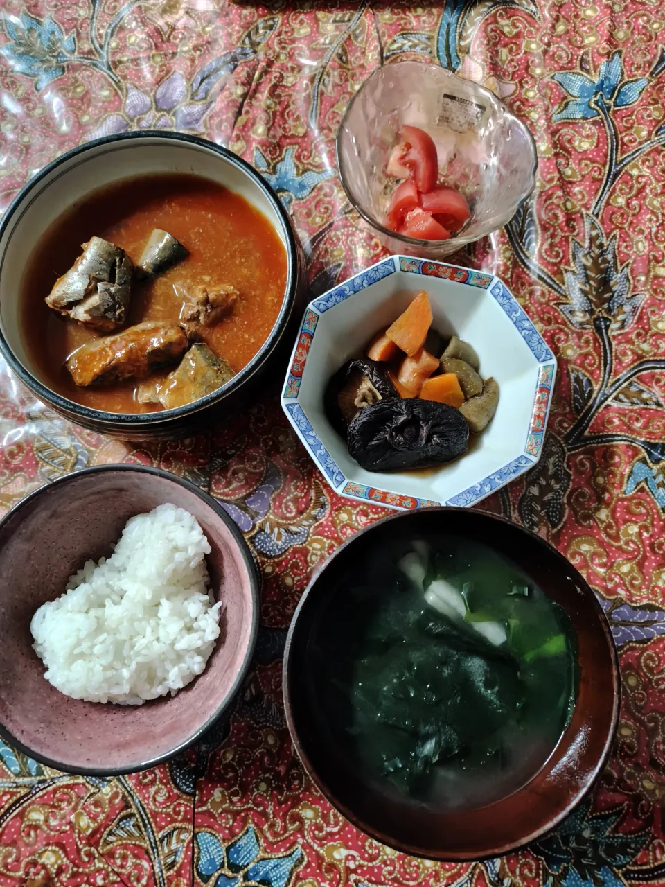 レンチン夕飯　鯖缶(和風トマト味)、人参牛蒡(冷凍ストック)どんこの炊合せ、ワカメと大根の味噌汁、トマト|はやとさん