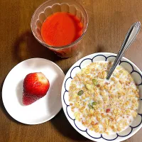 今日の朝ご飯　フルグラ＆牛乳、大粒苺（愛⭐︎き⭐︎ら⭐︎り）、トマトジュース　インフルエンザのおかげ（？）で一時58.8kまで減った体重が、昨日の療養解除祝いの飲み食いし過ぎで61.0kに戻ってしまいました。栄養取りながら目標体重60kに持って行きます。今日は久々の出社。がんばりまーす🙋| なびさん