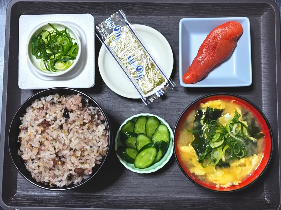 今日の朝ごはん（十六穀ごはんに辛子明太子、味付けのり、納豆、卵とわかめのみそ汁、きゅうりのぬか漬け）|Mars＠釜飯作り研究中さん