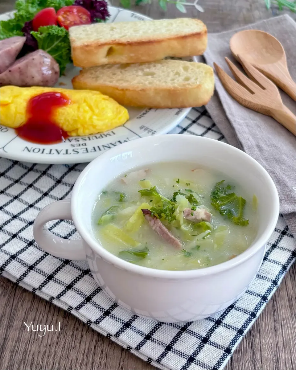 キャベツとサラダケールのミルクスープ🥬|ゆーこどんさん