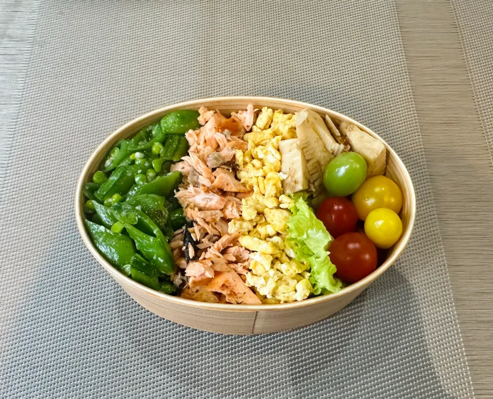 "焼鮭ほぐした3色丼"息子弁当|kazuさん