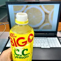 今日の昼ご飯　BIG C.C. Lemon   久々の出勤　やはりオフィスは落ち着きます。熱はすっかり下がりましたが、まだ喉がムズムズして痰が絡むので、シュワっと炭酸でスッキリしながらビタミン補給です|なびさん