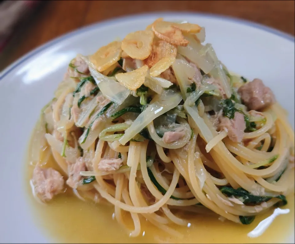 Spaghetti aglio, olio e peperoncino con tonno, mizuna e daikon (stile giapponese)|kazaneさん