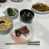 晩御飯☆卵かけ御飯（天かす・のりの佃煮入り）☆簡単みそ汁☆肉野菜炒め☆鯖みりん☆ブロッコリーのごま和え|Saharaさん