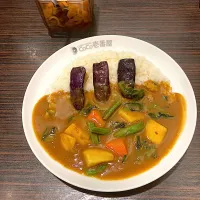 今日は懇親会があったのですが、お上品な会であんまり食べられなかったので、マンション近くの「CoCo壱番屋」さんに寄ってポークカレー＋ハーフ野菜＋ハーフほうれん草＋茄子3個トッピングを食べてしまいました。またまた目標体重60kが遠のいちゃうなあ💦|なびさん