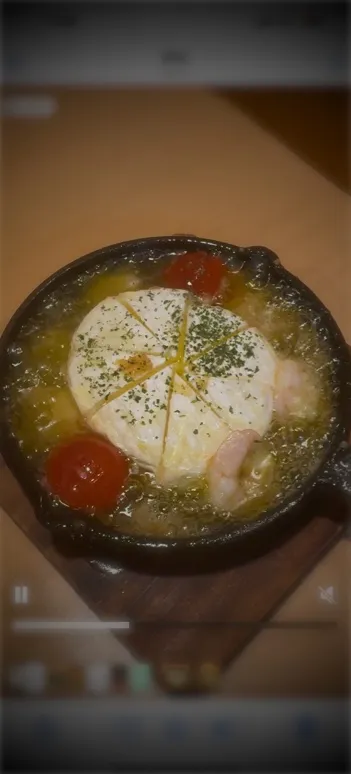 カマンベールチーズとエビとプチトマトのアヒージョ|創作餃子酒場かむらっくさん