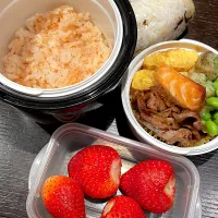 焼肉と鮭のお弁当|雑草シェリーさん