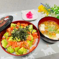 「サーモン＆アボカド丼と豆腐となめこのお味噌汁」|バシュランさん