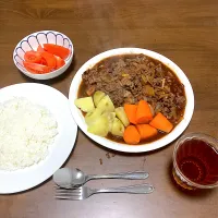 今日の晩ご飯　ハヤシライス・温野菜添え、トマトサラダ　ルーはハウス「北海道シチュー 「ビーフ」」を使いました。きのこはマッシュルームの代わりに食材棚の中にあったどんこを使いました。節約になるし、その方が出汁が出てかえって美味しくなったと思います。| なびさん