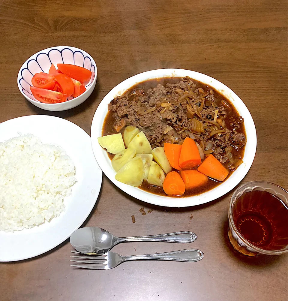今日の晩ご飯　ハヤシライス・温野菜添え、トマトサラダ　ルーはハウス「北海道シチュー 「ビーフ」」を使いました。きのこはマッシュルームの代わりに食材棚の中にあったどんこを使いました。節約になるし、その方が出汁が出てかえって美味しくなったと思います。|なびさん