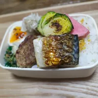 鯖と焼売＆冷凍ハンバーグのっけ弁当☆芽きゃべつソテー赤カブピクルス添え