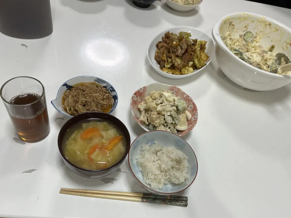 晩御飯☆キャベツのガリバタ醤油炒め☆もやしのそぼろ炒め☆マカロニサラダ☆みそ汁（キャベツ・人参・しめじ）|Saharaさん