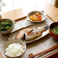 れんこ鯛の塩焼き、ブロッコリーとちくわのごまねーずサラダ、じゃがいもとにんじんのガレット、豆苗とエノキのスープ、ご飯|caoさん