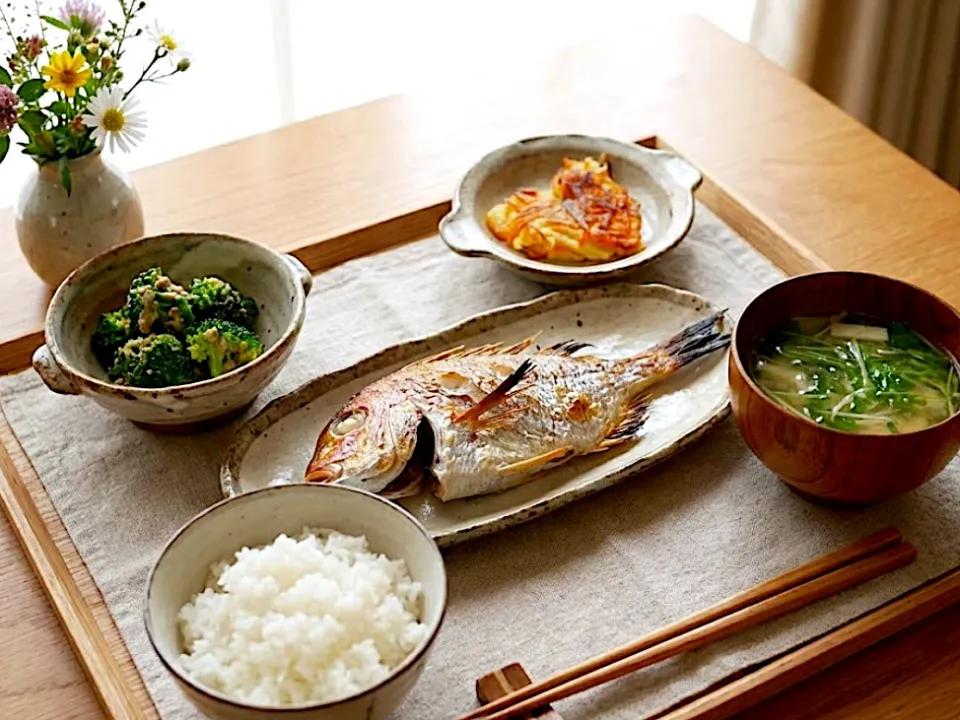 れんこ鯛の塩焼き、ブロッコリーとちくわのごまねーずサラダ、じゃがいもとにんじんのガレット、豆苗とエノキのスープ、ご飯|caoさん