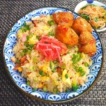 Snapdishの人気料理写真:焼豚チャーハンとスイチリマヨ唐揚げでムスコの置きランチ