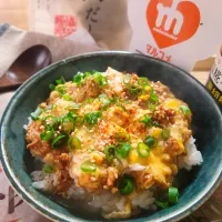 大豆ミートで玉子丼のような…