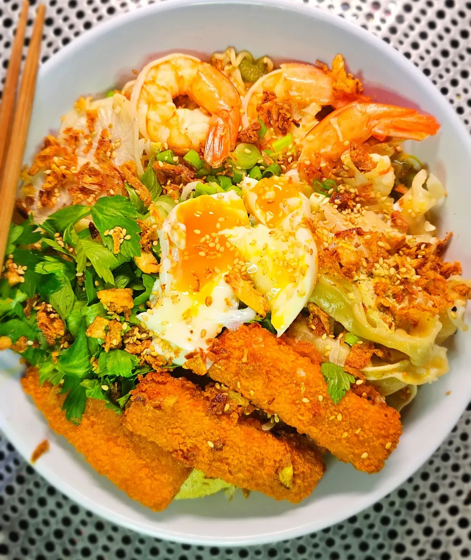 🇹🇭Tom yum shrimp with noodles, fried fish, dumplings and eggs🇹🇭|KWAII69さん
