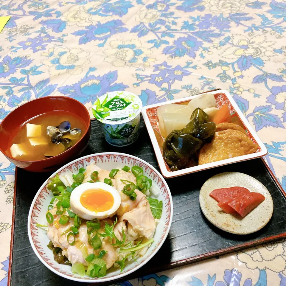grandmaの晩ごはん☆ 今夜は鶏ハム丼とシジミのお味噌汁…昨日の煮物に例の美味しい昆布を足しました。頂きます|kaoriさん